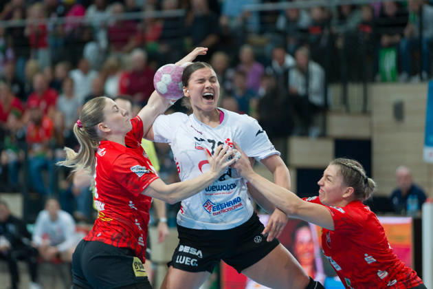 Viktoria Marksteiner (Halle, 10), Nina Ramusovic (Zwickau, 76), Ilona Kieffer (Halle, 72), SV Union Halle-Neustadt vs. BSV Sachsen Zwickau, Handball Bundesliga Frauen, 1. Bundesliga 5. Spieltag Saison 2026 27, 10.10.2026 Halle SWH Arena Sachsen-Anhalt Deutschland