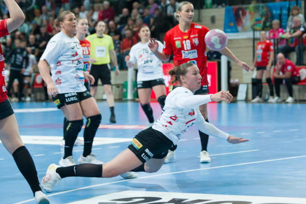Zoe Stens (Zwickau, 73), Lea Gruber (Halle, 19), SV Union Halle-Neustadt vs. BSV Sachsen Zwickau, Handball Bundesliga Frauen, 1. Bundesliga 5. Spieltag Saison 2026 27, 10.10.2026 Halle SWH Arena Sachsen-Anhalt Deutschland