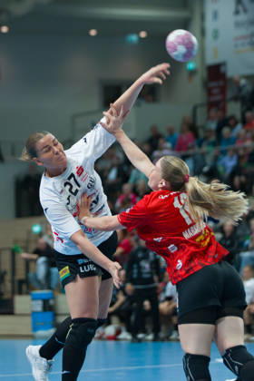 Liv Navne (Zwickau, 27), Viktoria Marksteiner (Halle, 10), SV Union Halle-Neustadt vs. BSV Sachsen Zwickau, Handball Bundesliga Frauen, 1. Bundesliga 5. Spieltag Saison 2026 27, 10.10.2026 Halle SWH Arena Sachsen-Anhalt Deutschland