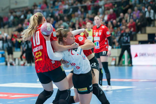 Viktoria Marksteiner (Halle, 10), Zoe Stens (Zwickau, 73), Ilona Kieffer (Halle, 72), SV Union Halle-Neustadt vs. BSV Sachsen Zwickau, Handball Bundesliga Frauen, 1. Bundesliga 5. Spieltag Saison 2026 27, 10.10.2026 Halle SWH Arena Sachsen-Anhalt Deutschland