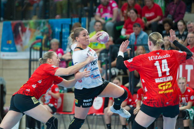Ilona Kieffer (Halle, 72), Liv Navne (Zwickau, 27), Tina Wagenlader (Halle, 14), SV Union Halle-Neustadt vs. BSV Sachsen Zwickau, Handball Bundesliga Frauen, 1. Bundesliga 5. Spieltag Saison 2026 27, 10.10.2026 Halle SWH Arena Sachsen-Anhalt Deutschland