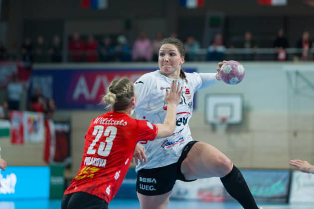 Marie Polakova (Halle, 23), Victoria Hasselbusch (Zwickau, 31), SV Union Halle-Neustadt vs. BSV Sachsen Zwickau, Handball Bundesliga Frauen, 1. Bundesliga 5. Spieltag Saison 2026 27, 10.10.2026 Halle SWH Arena Sachsen-Anhalt Deutschland