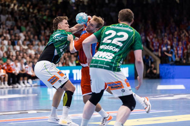 Mathias Rohde LARSON (SG BBM Bietigheim, 44) im Zweikampf gegen Victor KLOEVE (FRISCH AUF! Goeppingen, 07) GER, FRISCH AUF! Goeppingen vs. SG BBM Bietigheim, Handball, Bundesliga, OPEL HBL, 8. Spieltag, Spielzeit 2026 2027, 10.10.2026, GER, FRISCH AUF! Goeppingen vs. SG BBM Bietigheim, Handball, Bundesliga, OPEL HBL, 8. Spieltag, Spielzeit 2026 2027, 10.10.2026, Goeppingen Copyright: xEibnerxPressefoto OliverxSchmidtx EP_OST