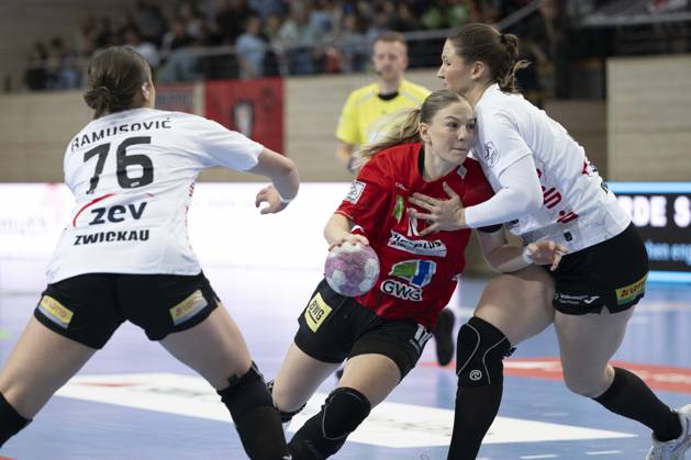 Alsco Handball Bundesliga Frauen, Saison 2026 2027 SV Union Halle-Neustadt vs.BSV Sachsen Zwickau Halle, Deutschland 09.September 2026: Im Bild:v.li.Nina Ramusovic (Zwickau), Viktoria Marksteiner (Halle) und Victoria Hasselbusch (Zwickau) Halle Saale SWH Arena Sachsen-Anhalt Deutschland