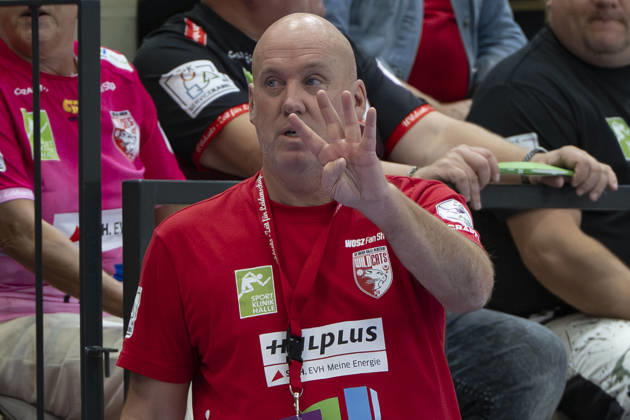 Alsco Handball Bundesliga Frauen, Saison 2026 2027 SV Union Halle-Neustadt vs.BSV Sachsen Zwickau Halle, Deutschland 09.September 2026: Im Bild:Trainer Pether Krautmeyer (Halle) Gestik, Geste, gestikuliert, Halle Saale SWH Arena Sachsen-Anhalt Deutschland