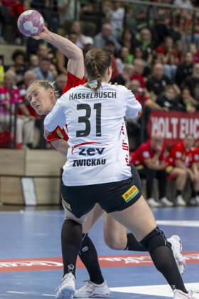 Alsco Handball Bundesliga Frauen, Saison 2026 2027 SV Union Halle-Neustadt vs.BSV Sachsen Zwickau Halle, Deutschland 09.September 2026: Im Bild:v. li. im Zweikampf Marie Polakova (Halle) und Victoria Hasselbusch (Zwickau) Halle Saale SWH Arena Sachsen-Anhalt Deutschland