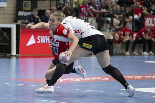 Alsco Handball Bundesliga Frauen, Saison 2026 2027 SV Union Halle-Neustadt vs.BSV Sachsen Zwickau Halle, Deutschland 09.September 2026: Im Bild:v. li. im Zweikampf Marie Polakova (Halle) und Victoria Hasselbusch (Zwickau) Halle Saale SWH Arena Sachsen-Anhalt Deutschland