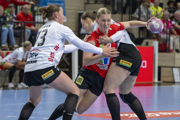 Alsco Handball Bundesliga Frauen, Saison 2026 2027 SV Union Halle-Neustadt vs.BSV Sachsen Zwickau Halle, Deutschland 09.September 2026: Im Bild:v. li. im Zweikampf Zoe Stens (Zwickau), Marie Polakova (Halle) und Victoria Hasselbusch (Zwickau) Halle Saale SWH Arena Sachsen-Anhalt Deutschland