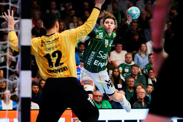 Goeppingen: HBL - 26 27 - Frisch Auf Goeppingen - SG BBM Bietigheim v.li. Torhueter Martin Tomovski (Bietigheim), Erik Persson (Goeppingen) Goeppingen EWS Arena Baden-Württemberg Deutschland
