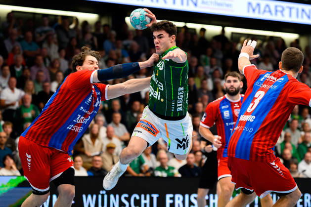 Goeppingen: HBL - 26 27 - Frisch Auf Goeppingen - SG BBM Bietigheim v. li. im Zweikampf Fynn Nicolaus (Bietigheim) und Elias Newel (Goeppingen) Goeppingen EWS Arena Baden-Württemberg Deutschland
