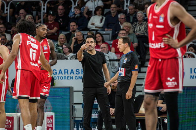 Bamberg, Deutschland 10. Oktober 2026: easyCredit BBL - 2026 2027 - 5. Spieltag - BMA365 Bamberg Baskets gegen Syntainics MBC Im Bild: Trainer Jesus Ramirez (Bamberg) zeigt auf sein Team Brose Arena Bayern Copyright: xFotostandx xSchmittx