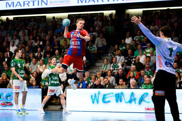 Goeppingen: HBL - 26 27 - Frisch Auf Goeppingen - SG BBM Bietigheim Till Hermann (Bietighiem), Torhueter Julian Buchele (Goeppingen) Goeppingen EWS Arena Baden-Württemberg Deutschland