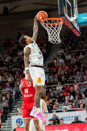 Bamberg, Deutschland 10. Oktober 2026: easyCredit BBL - 2026 2027 - 5. Spieltag - BMA365 Bamberg Baskets gegen Syntainics MBC Im Bild: Jordan Jones (Bamberg) beim Korbleger Brose Arena Bayern Copyright: xFotostandx xSchmittx