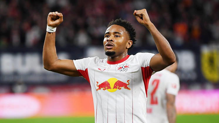 Fußball Bundesliga, Saison 2026 2027, 5. Spieltag, RB Leipzig vs. SGE Eintracht Frankfurt (10.10.2026) Tor von Torschütze Christopher Nkunku (Mittelstürmer RB Leipzig, Rückennummer 28) (Mitte) zum 3:0 beim Bundesliga-Spiel Leipzig gegen Eintracht Frankfurt (10.10.2026). Nkunku jubelt über sein Tor vor den Fans. Leipzig Sachsen Deutschland Red-Bull Arena