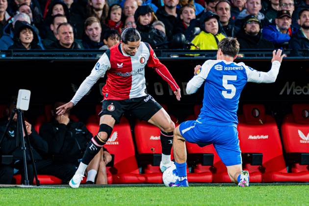 ROTTERDAM - Anis Hadj Moussa of Feyenoord battles for possession with Mateo Chavez of AZ Alkmaar during the Eredivisie match between Feyenoord and AZ Alkmaar at Stadion Feijenoord on 10 October 2026 in Rotterdam, the Netherlands. KEVIN SENDERS ANP Eredivisie 2026 27 xVIxANPxSportx xMarcelxterxBalsxIVx 572047932 originalFilename: 572047932.jpg
