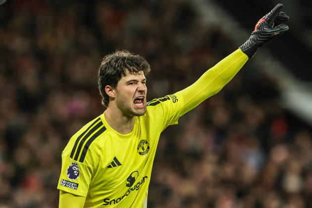 Premier League: Manchester United, ManU v Tottenham Hotspur Manchester United goalkeeper Senne Lammens gives his team instructions during the Premier League match Manchester United vs Tottenham Hotspur at Old Trafford, Manchester, United Kingdom on 10 October 2026 (Photo by Mark Cosgrove News Images) Manchester Old Trafford Greater Manchester United Kingdom Copyright: xMarkxCosgrove NewsxImagesx