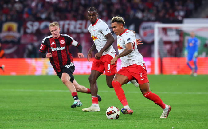 RB Leipzig - Frankfurt Bundesliga Leipzig, 10.10.2026, Red Bull Arena, Fussball, Bundesliga, Spieltag 5 , RB Leipzig vs. SG Eintracht Frankfurt , Im Bild v.l.: Robin Koch (4, Frankfurt) , Ezechiel Banzuzi (6, RB Leipzig) und Antonio Nusa (7, RB Leipzig) ,