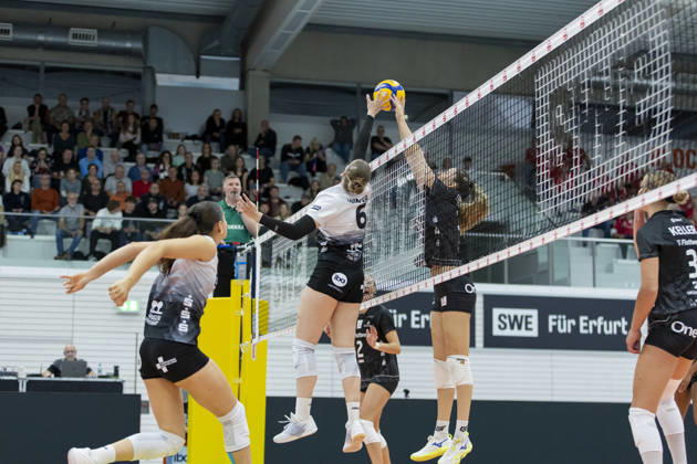 DEKRA 1. Bundesliga Frauen: Schwarz-Weiss Erfurt vs. Rote Raben Vilsbiburg; Erfurt; 10.10.2026 Larissa Winter ( 6; Schwarz-Weiss Erfurt) gegen Amanda Cavalcanti ( 14; Rote Raben Vilsbiburg) DEKRA 1. Bundesliga Frauen: Schwarz-Weiss Erfurt vs. Rote Raben Vilsbiburg; Riethsporthalle Erfurt; 10.10.2026 Copyright: xBEAUTIFULxSPORTS Duehringx