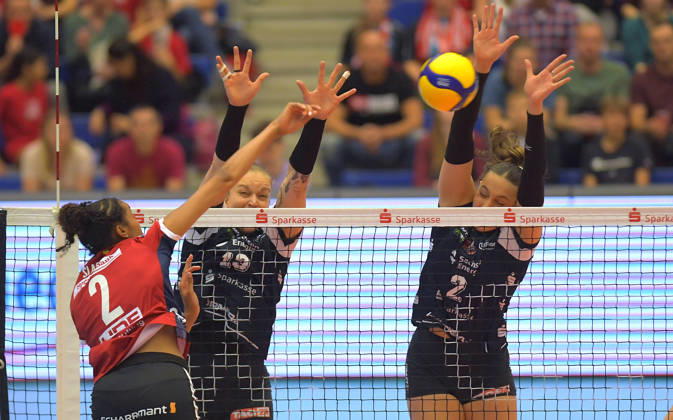 10.10.2026, Stuttgarts Leilani Slacanin, hinten Dresdens Lena Kindermann und Raeven Chase, Volleyball, 1. Bundesliga, Dresdner SC - MTV Allianz Stuttgart, (c) Dresden