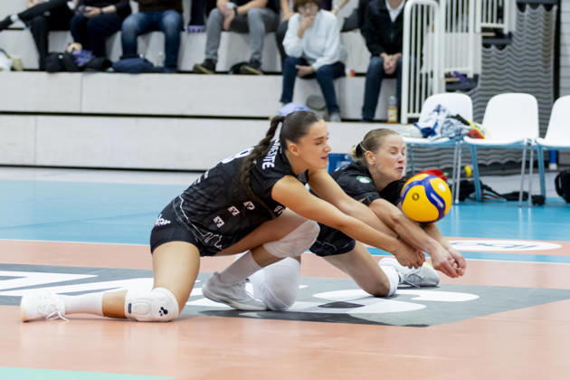 DEKRA 1. Bundesliga Frauen: Schwarz-Weiss Erfurt vs. Rote Raben Vilsbiburg; Erfurt; 10.10.2026 Alice Clemente ( 8; Rote Raben Vilsbiburg) (links) und Luisa Keller ( 3; Rote Raben Vilsbiburg) (rechts) DEKRA 1. Bundesliga Frauen: Schwarz-Weiss Erfurt vs. Rote Raben Vilsbiburg; Riethsporthalle Erfurt; 10.10.2026 Copyright: xBEAUTIFULxSPORTS Duehringx