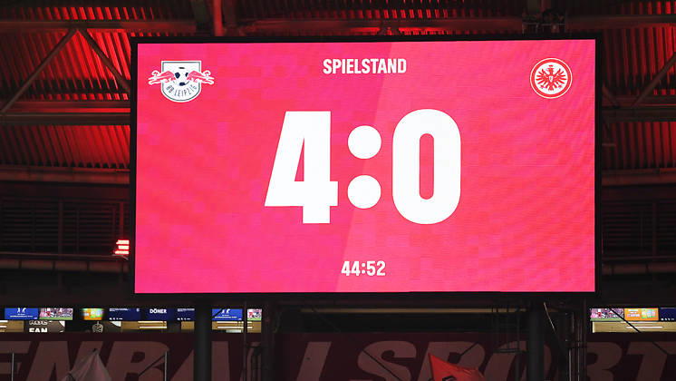Fußball Bundesliga, Saison 2026 2027, 5. Spieltag, RB Leipzig vs. SGE Eintracht Frankfurt (10.10.2026) Anzeigetafel mit dem Halbzeit 4:0 beim Bundesliga-Spiel Leipzig gegen Eintracht Frankfurt (10.10.2026). Leipzig Sachsen Deutschland Red-Bull Arena
