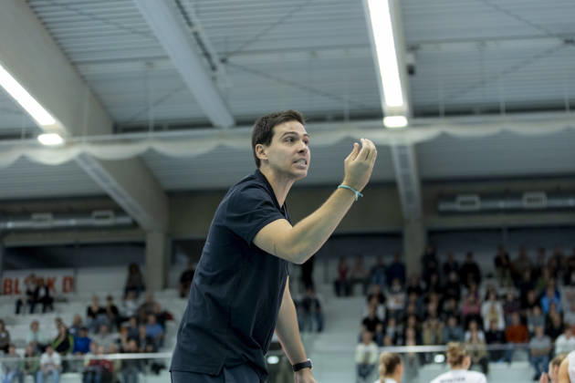 DEKRA 1. Bundesliga Frauen: Schwarz-Weiss Erfurt vs. Rote Raben Vilsbiburg; Erfurt; 10.10.2026 Pablo Sanchez (Trainer; Schwarz-Weiss Erfurt) DEKRA 1. Bundesliga Frauen: Schwarz-Weiss Erfurt vs. Rote Raben Vilsbiburg; Riethsporthalle Erfurt; 10.10.2026 Copyright: xBEAUTIFULxSPORTS Duehringx