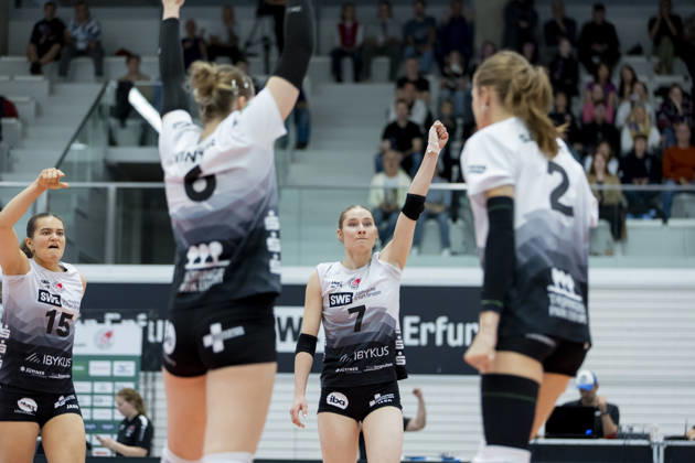 DEKRA 1. Bundesliga Frauen: Schwarz-Weiss Erfurt vs. Rote Raben Vilsbiburg; Erfurt; 10.10.2026 Jubel, Alix de Micheli ( 15; Schwarz-Weiss Erfurt) (links) und Teresa Ziegenbalg ( 7; Schwarz-Weiss Erfurt) mit Mannschaft DEKRA 1. Bundesliga Frauen: Schwarz-Weiss Erfurt vs. Rote Raben Vilsbiburg; Riethsporthalle Erfurt; 10.10.2026 Copyright: xBEAUTIFULxSPORTS Duehringx