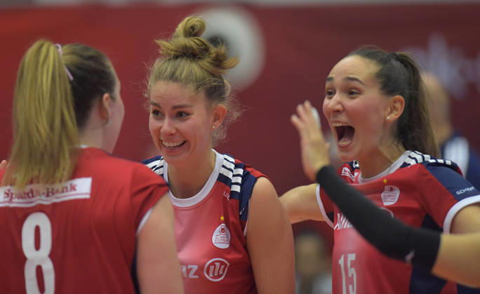 10.10.2026, Stuttgarter Jubel, Eleanor Holthaus, Pia Kästner, Karolina Fricová, Volleyball, 1. Bundesliga, Dresdner SC - MTV Allianz Stuttgart, (c) Dresden