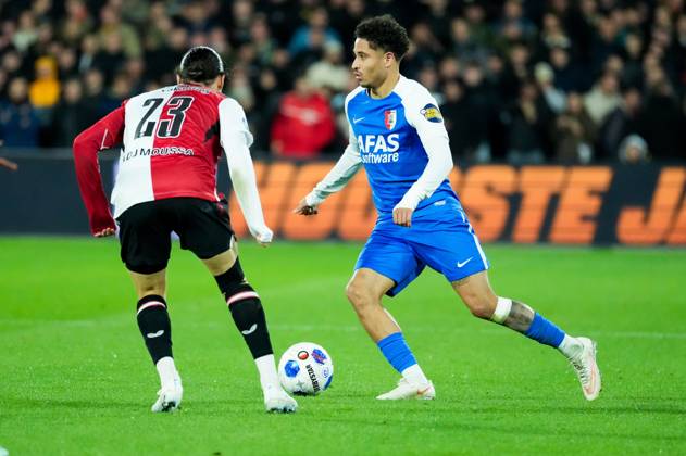 ROTTERDAM , 10-10-2026 , Stadion Feijenoord (De Kuip) , season 2026 2027 , Dutch Eredivisie football , match between Feyenoord and AZ , Picture shows Feyenoord player Anis Hadj Moussa and AZ player Ro-Zangelo Daal Feyenoord - AZ  x208121027x Copyright: