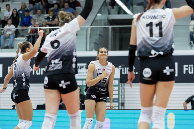 DEKRA 1. Bundesliga Frauen: Schwarz-Weiss Erfurt vs. Rote Raben Vilsbiburg; Erfurt; 10.10.2026 Jubel, Alix de Micheli ( 15; Schwarz-Weiss Erfurt) (Bildmitte) DEKRA 1. Bundesliga Frauen: Schwarz-Weiss Erfurt vs. Rote Raben Vilsbiburg; Riethsporthalle Erfurt; 10.10.2026 Copyright: xBEAUTIFULxSPORTS Duehringx