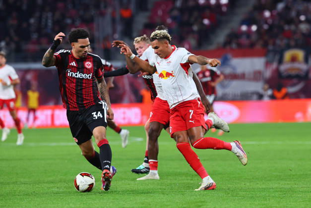 RB Leipzig - Frankfurt Bundesliga Leipzig, 10.10.2026, Red Bull Arena, Fussball, Bundesliga, Spieltag 5 , RB Leipzig vs. SG Eintracht Frankfurt , Im Bild v.l.: Nnamdi Collins (34, Frankfurt) und Antonio Nusa (7, RB Leipzig) ,