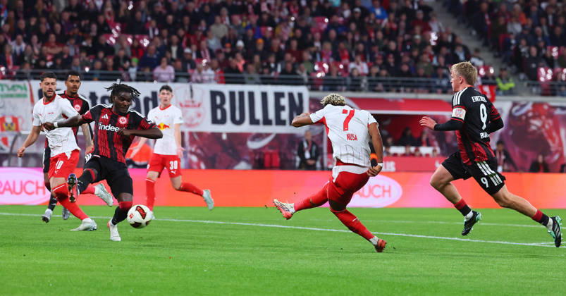 RB Leipzig - Frankfurt Bundesliga Leipzig, 10.10.2026, Red Bull Arena, Fussball, Bundesliga, Spieltag 5 , RB Leipzig vs. SG Eintracht Frankfurt , Tor für Leipzig zum5:0. Im Bild: Torschütze Antonio Nusa (7, RB Leipzig) zieht ab und trifft ,