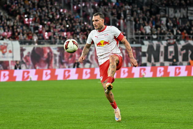 Fußball I Herren I Saison 2026-2027 I Bundesliga I 5. Spieltag I RB Leipzig - Eintracht Frankfurt I 10.10.2026 David Raum (22, RB Leipzig) nimmt den Ball aus der Luft an Freisteller, Nahaufnahme, Porträt, Portrait, Einzelfoto, Einzelbild, Körper Leipzig Red Bull Arena Sachsen Deutschland Copyright: xLobeca InesxHähnelx