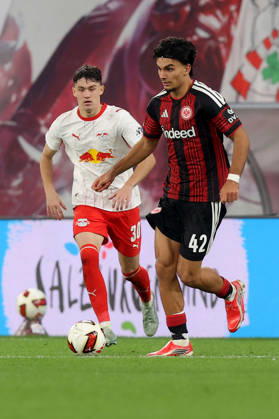 10.10.2026, xtgx, Fussball 1.Bundesliga, RB Leipzig - Eintracht Frankfurt v.l. Andrija Maksimovic (RB Leipzig) Can Uzun (Eintracht Frankfurt) Zweikampf, Aktion, action, battle for the ball (DFL DFB REGULATIONS PROHIBIT ANY USE OF PHOTOGRAPHS as IMAGE SEQUENCES and or QUASI-VIDEO) Leipzig