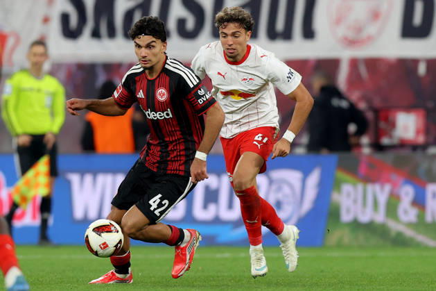 10.10.2026, xtgx, Fussball 1.Bundesliga, RB Leipzig - Eintracht Frankfurt v.l. Can Uzun (Eintracht Frankfurt) Neil El Aynaoui (RB Leipzig) Zweikampf, Aktion, action, battle for the ball (DFL DFB REGULATIONS PROHIBIT ANY USE OF PHOTOGRAPHS as IMAGE SEQUENCES and or QUASI-VIDEO) Leipzig