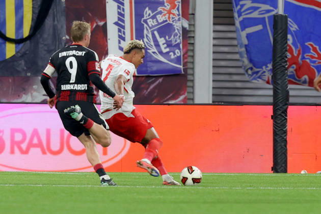 10.10.2026, xtgx, Fussball 1.Bundesliga, RB Leipzig - Eintracht Frankfurt v.l. Antonio Nusa (RB Leipzig) Torschuetze, erzielt das Tor, Treffer, scores the goal 5:0 Jonathan Jonny Burkardt (Eintracht Frankfurt) (DFL DFB REGULATIONS PROHIBIT ANY USE OF PHOTOGRAPHS as IMAGE SEQUENCES and or QUASI-VIDEO) Leipzig