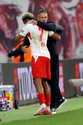 10.10.2026, xtgx, Fussball 1.Bundesliga, RB Leipzig - Eintracht Frankfurt v.l. Auswechslung Antonio Nusa (RB Leipzig) Trainer Coach Martin Demichelis (RB Leipzig) (DFL DFB REGULATIONS PROHIBIT ANY USE OF PHOTOGRAPHS as IMAGE SEQUENCES and or QUASI-VIDEO) Leipzig