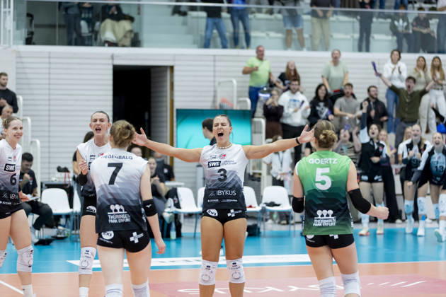 DEKRA 1. Bundesliga Frauen: Schwarz-Weiss Erfurt vs. Rote Raben Vilsbiburg; Erfurt; 10.10.2026 Jubel, Lina-Marie Lieb ( 3; Schwarz-Weiss Erfurt) und Mannschaft DEKRA 1. Bundesliga Frauen: Schwarz-Weiss Erfurt vs. Rote Raben Vilsbiburg; Riethsporthalle Erfurt; 10.10.2026 Copyright: xBEAUTIFULxSPORTS Duehringx