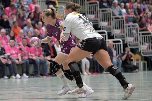 Johanna Farkas (TusSies Metzingen, 19) am Ball gegen Maria Schmidt Lykkegaard (SCM Ramnicu Valcea, 18) TusSies Metzingen vs. SCM Ramnicu Valcea, Handball, EHF, Europa Leauge Qualifikation Rueckspiel, Saison 2026 2027, 10.10.2026 TusSies Metzingen vs. SCM Ramnicu Valcea, Handball, EHF, Europa Leauge Qualifikation Rueckspiel, Saison 2026 2027, 10.10.2026 Metzingen Copyright: xEibner-Pressefotox EP_TBR