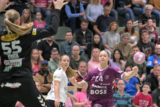 Marie Luisa Stumpf (TusSies Metzingen, 24) beim Torwurf gegen June Cecilie Krogh (SCM Ramnicu Valcea, 55) im Tor TusSies Metzingen vs. SCM Ramnicu Valcea, Handball, EHF, Europa Leauge Qualifikation Rueckspiel, Saison 2026 2027, 10.10.2026 TusSies Metzingen vs. SCM Ramnicu Valcea, Handball, EHF, Europa Leauge Qualifikation Rueckspiel, Saison 2026 2027, 10.10.2026 Metzingen Copyright: xEibner-Pressefotox EP_TBR