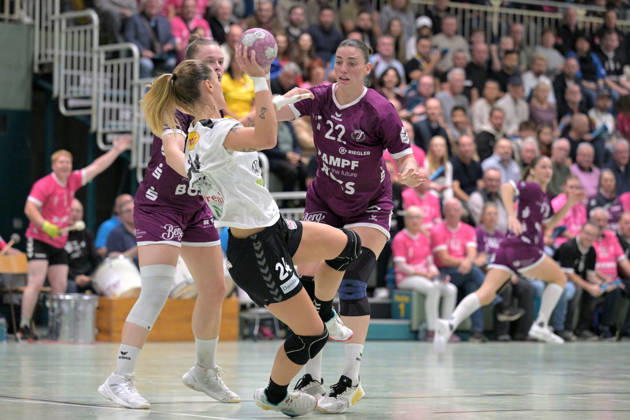 Ida Petzold (TusSies Metzingen, 08) und Gabriela Clausson Bitolo (TusSies Metzingen, 22) gegen Angela Stefania Stoica (SCM Ramnicu Valcea, 24) am Ball TusSies Metzingen vs. SCM Ramnicu Valcea, Handball, EHF, Europa Leauge Qualifikation Rueckspiel, Saison 2026 2027, 10.10.2026 TusSies Metzingen vs. SCM Ramnicu Valcea, Handball, EHF, Europa Leauge Qualifikation Rueckspiel, Saison 2026 2027, 10.10.2026 Metzingen Copyright: xEibner-Pressefotox EP_TBR