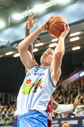 Rostock, Deutschland 10. Oktober 2026: easyCredit BBL - 2026 2027 - 5. Spieltag - Rostock Seawolves gegen Fitness First Würzburg Baskets Im Bild: vorne Artur Konontsuk (Rostock SEAWOLVES) bei einem Korbwurf, dahinter verdeckt Eddie Colbert III (Fitness First Würzburg Baskets) Copyright: xFotostandx xVoelkerx