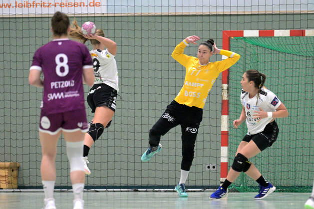 Sara Suba (TusSies Metzingen, 77) im Tor gegen Zoe Sprengers (SCM Ramnicu Valcea, 19) beim Torwurf TusSies Metzingen vs. SCM Ramnicu Valcea, Handball, EHF, Europa Leauge Qualifikation Rueckspiel, Saison 2026 2027, 10.10.2026 TusSies Metzingen vs. SCM Ramnicu Valcea, Handball, EHF, Europa Leauge Qualifikation Rueckspiel, Saison 2026 2027, 10.10.2026 Metzingen Copyright: xEibner-Pressefotox EP_TBR