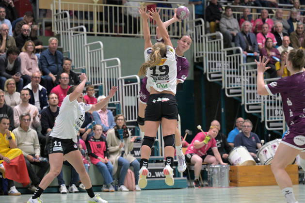 Santina Sabatnig (TusSies Metzingen, 18) am Ball gegen Amalie Wulff Nielsen (SCM Ramnicu Valcea, 11) und Zoe Sprengers (SCM Ramnicu Valcea, 19) TusSies Metzingen vs. SCM Ramnicu Valcea, Handball, EHF, Europa Leauge Qualifikation Rueckspiel, Saison 2026 2027, 10.10.2026 TusSies Metzingen vs. SCM Ramnicu Valcea, Handball, EHF, Europa Leauge Qualifikation Rueckspiel, Saison 2026 2027, 10.10.2026 Metzingen Copyright: xEibner-Pressefotox EP_TBR