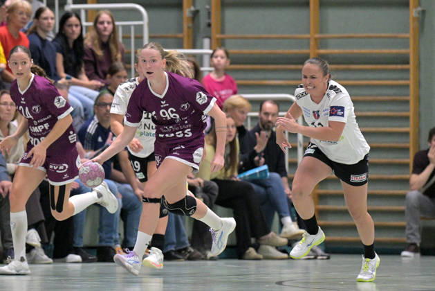 Charlotte Cholevova (TusSies Metzingen, 96) am Ball gegen Amalie Wulff Nielsen (SCM Ramnicu Valcea, 11) TusSies Metzingen vs. SCM Ramnicu Valcea, Handball, EHF, Europa Leauge Qualifikation Rueckspiel, Saison 2026 2027, 10.10.2026 TusSies Metzingen vs. SCM Ramnicu Valcea, Handball, EHF, Europa Leauge Qualifikation Rueckspiel, Saison 2026 2027, 10.10.2026 Metzingen Copyright: xEibner-Pressefotox EP_TBR