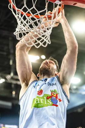 Rostock, Deutschland 10. Oktober 2026: easyCredit BBL - 2026 2027 - 5. Spieltag - Rostock Seawolves gegen Fitness First Würzburg Baskets Im Bild: Owen Klassen (Rostock SEAWOLVES) hängt am Korb Copyright: xFotostandx xVoelkerx