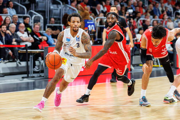 DeLonnie Hunt (Syntainics MBC, 03), Jordan Jones (BMA365 Bamberg Baskets, 04), BMA365 Bamberg Baskets vs. Syntainics MBC, Basketball, easyCredit BBL, 5. Spieltag, 10.10.2026 BMA365 Bamberg Baskets vs. Syntainics MBC, Basketball, easyCredit BBL, 5. Spieltag, 10.10.2026 Bamberg Copyright: xEibner-Pressefoto G.xSantemizx EP_EER