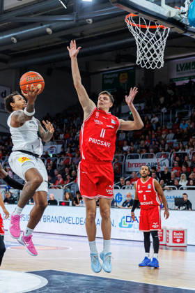 Trevon Scott (BMA365 Bamberg Baskets, 13), DeLonnie Hunt (Syntainics MBC, 03), Richard Balint (BMA365 Bamberg Baskets, 11), BMA365 Bamberg Baskets vs. Syntainics MBC, Basketball, easyCredit BBL, 5. Spieltag, 10.10.2026 BMA365 Bamberg Baskets vs. Syntainics MBC, Basketball, easyCredit BBL, 5. Spieltag, 10.10.2026 Bamberg Copyright: xEibner-Pressefoto G.xSantemizx EP_EER