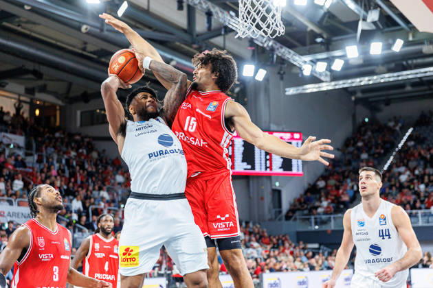 Anthony Gaines (Syntainics MBC, 11), Brendan Terry (BMA365 Bamberg Baskets, 15), BMA365 Bamberg Baskets vs. Syntainics MBC, Basketball, easyCredit BBL, 5. Spieltag, 10.10.2026 BMA365 Bamberg Baskets vs. Syntainics MBC, Basketball, easyCredit BBL, 5. Spieltag, 10.10.2026 Bamberg Copyright: xEibner-Pressefoto G.xSantemizx EP_EER