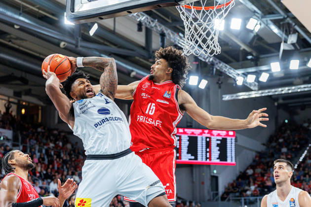 Anthony Gaines (Syntainics MBC, 11), Brendan Terry (BMA365 Bamberg Baskets, 15), BMA365 Bamberg Baskets vs. Syntainics MBC, Basketball, easyCredit BBL, 5. Spieltag, 10.10.2026 BMA365 Bamberg Baskets vs. Syntainics MBC, Basketball, easyCredit BBL, 5. Spieltag, 10.10.2026 Bamberg Copyright: xEibner-Pressefoto G.xSantemizx EP_EER